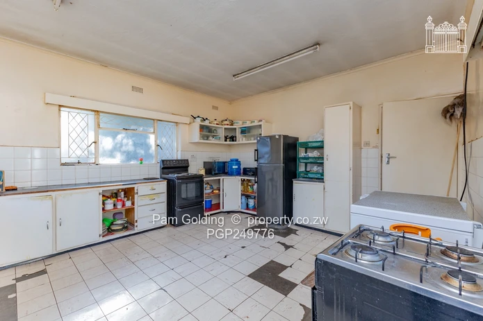 5Bedroom House on An Acre, Corner Property