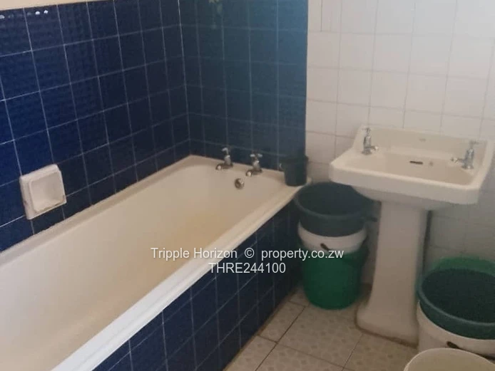 Chadcombe 3-Bed Family Home on 4000m² with 2 cottages& double Garage.