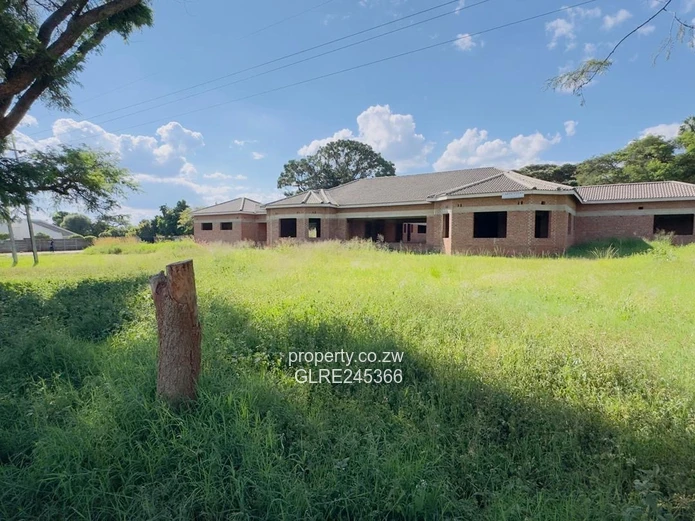 Unfinished 5-Bed 700 m² Home on 1 Acre in Bluff Hill