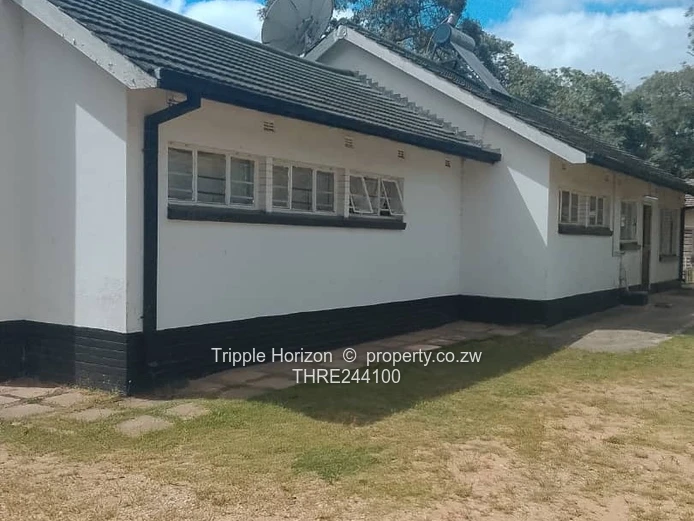 Chadcombe 3-Bed Family Home on 4000m² with 2 cottages& double Garage.