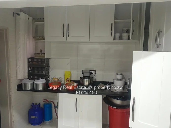 4-Bed Mabvazuva Townhouse with Borehole & Modern Kitchen (Sole Mandate)