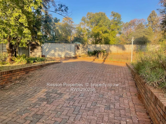 Borrowdale Family Home: 4 Beds, Pool, Borehole on 5,726m²