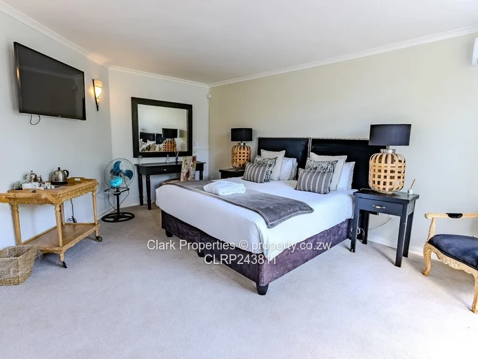 Elegant 5 Bedroom Guest Lodge/Family Retreat.