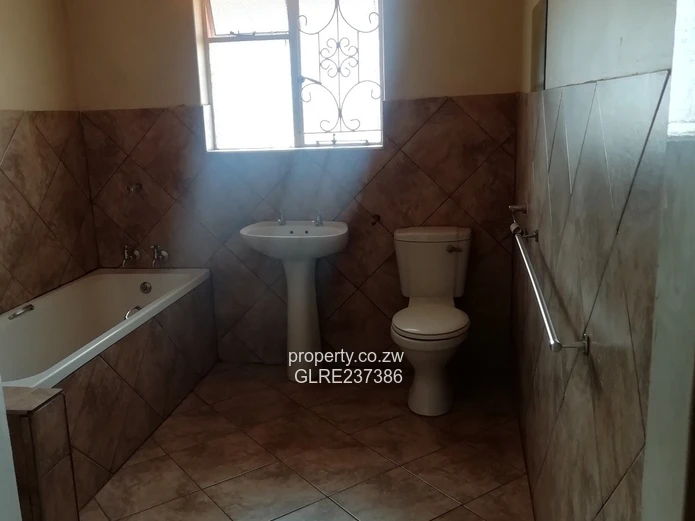 House to Let. Kamfinsa (Greendale) Commercial/ Residential Use 