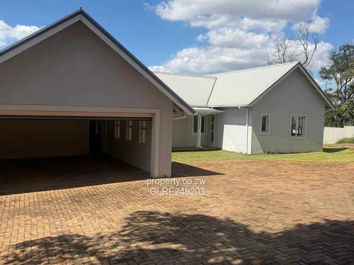 Helensvale 3-Bed Home, Light Hallway, 1.81ha & Borehole
