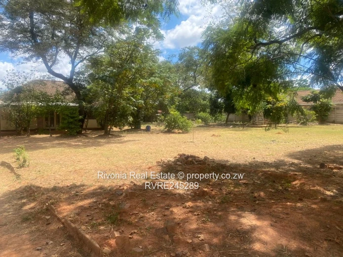 Walled 3-Bed Home with Spacious Garden  (4300m²) – Waterfalls Park town