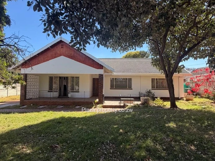 Hillside 4-Bed Home on 1,237 m²  (Sole Mandate)