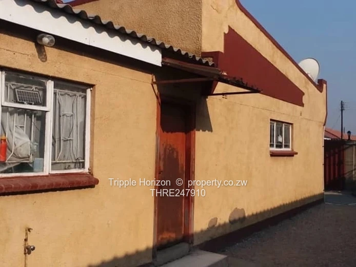 4-Bed Family Home with Veranda & Water Tank - Chitungwiza