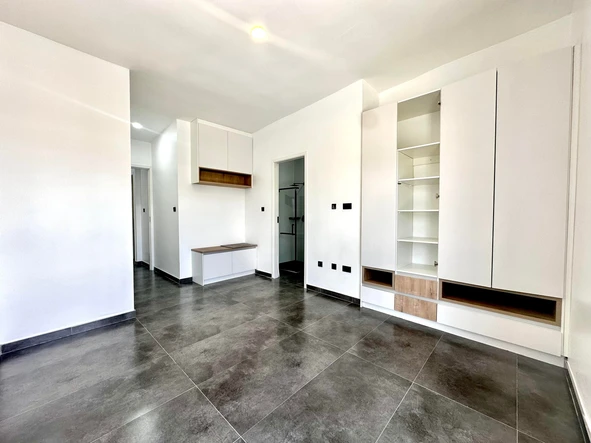 2 Bedroom Flat & Apartment