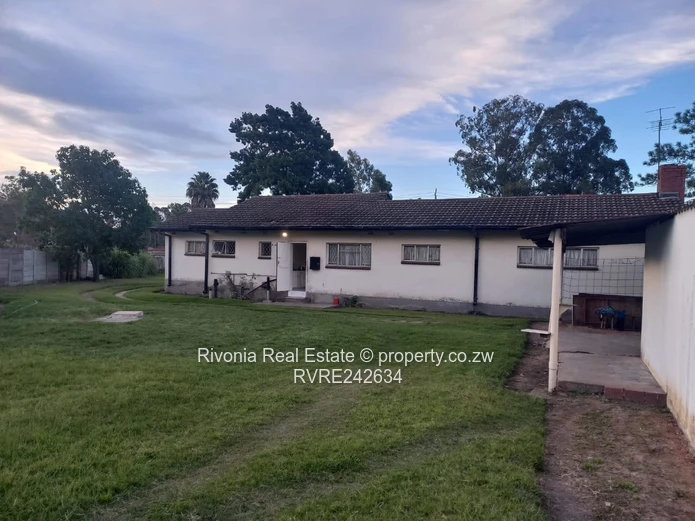 Hatfield: 4-Bed Home on 4300m² — Garage & Fireplace