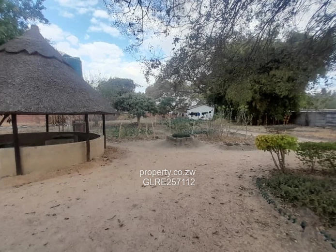 7100m² Waterfalls Stand — Bungalow, Mature Trees & Main Road Frontage