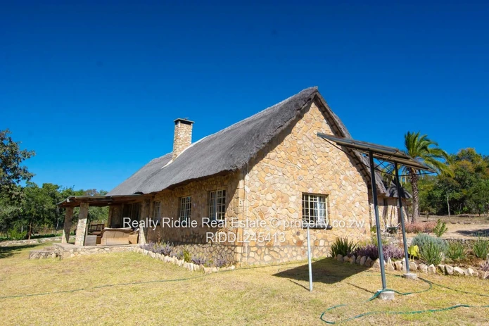 Nyanga Thatched Stone Lodge — Fireplace, AC & Wi-Fi