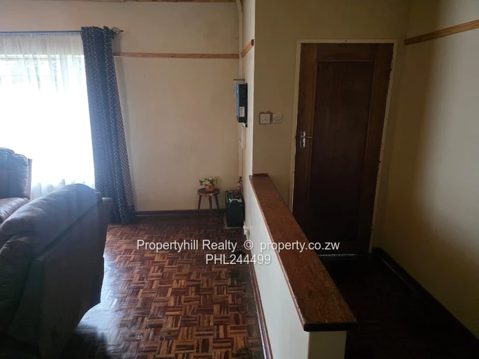 Manningdale 2-Bed with a Non Functional  Pool, Borehole & Large Garden (Sole Mandate)