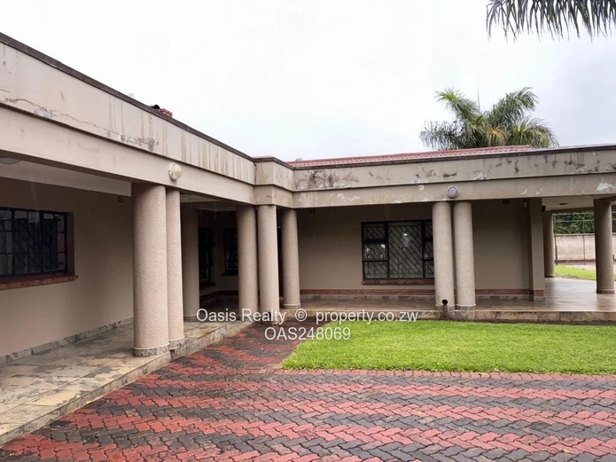 Prime Property with Harare Drive road frontage !!!