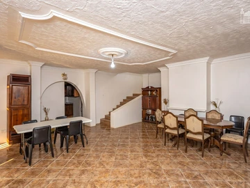 6 Bedroom House