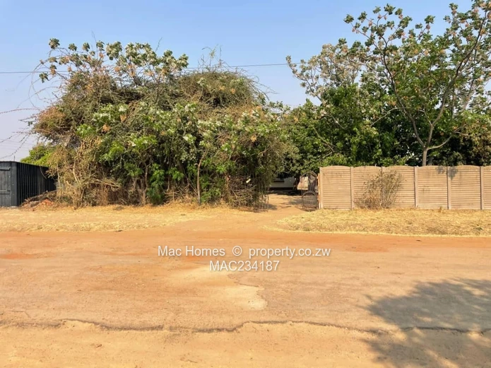 Spacious Property with Deeds & Cottage