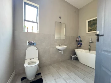 3 Bedroom Flat & Apartment