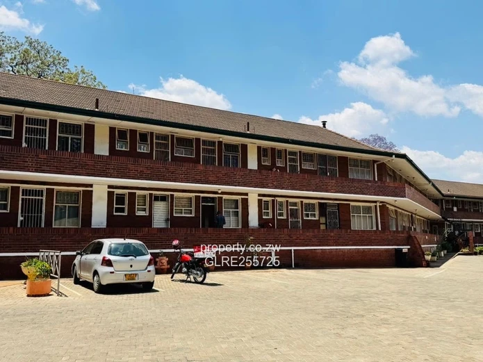 Red-Brick 2-Bed Avondale Flat — Garden & Covered Parking