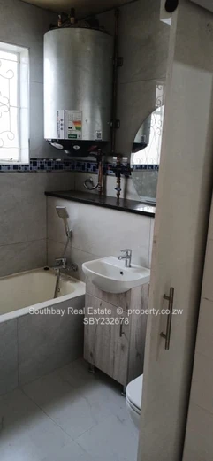 bedsitter available to let in Avenues