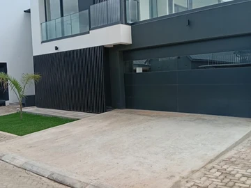 4 Bedroom Flat & Apartment