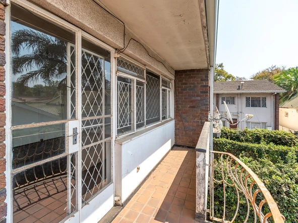 2 Bedroom Flat & Apartment