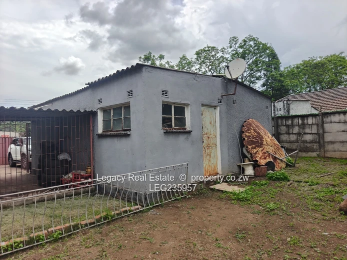 Investor’S Dream ,Main House Plus Self-Contained Cottage In Mabelreign