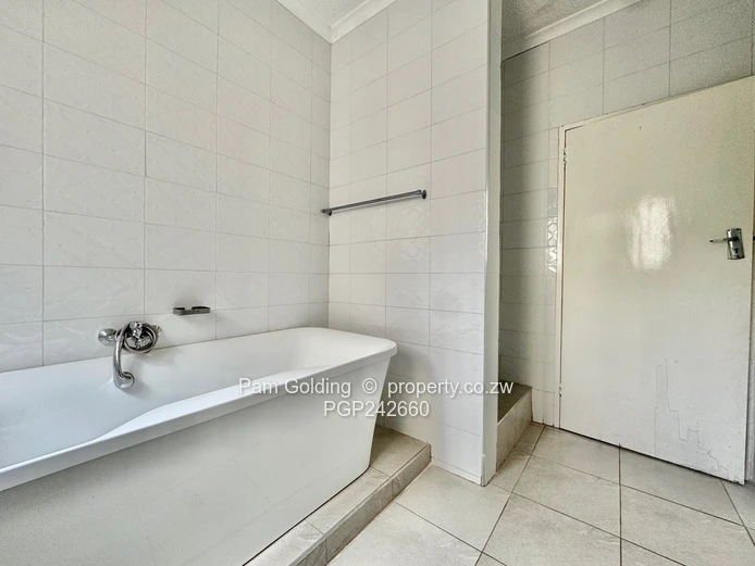 Charming  3 Bedroom Apartment - Newlands