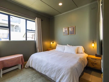 3 Bedroom Flat & Apartment