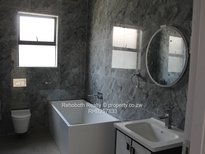 Contemporary 4-Bed Marlborough Flat with Borehole