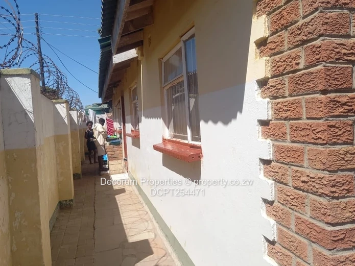 Tafara 4-Bed Home - Secure Walled Property, Paved Yard (Sole Mandate)