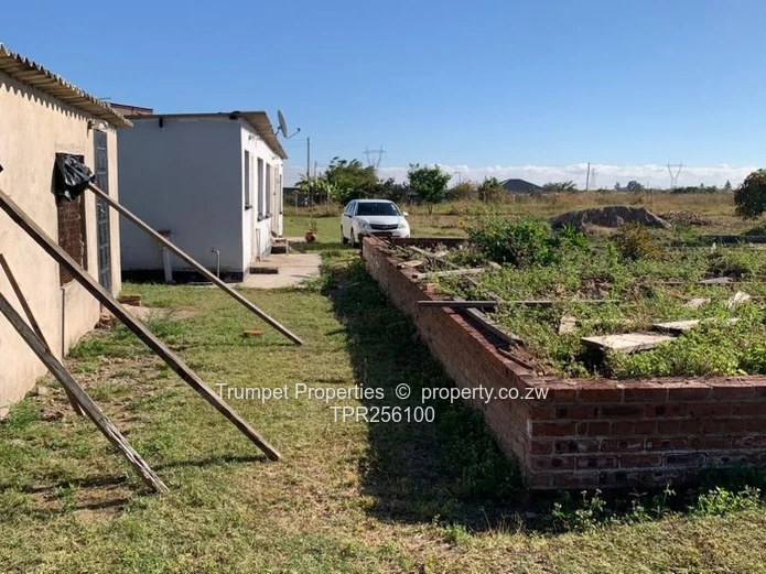 1-bed cottage  fenced 3,173m² stand, Norton, Trafalgar ZESA