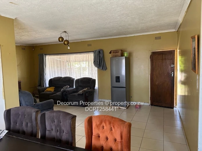 3BR Ashdown Park Bungalow — Verandah, Driveway & Flatlet