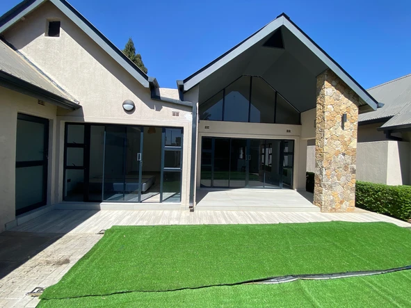 4 Bedroom Flat & Apartment