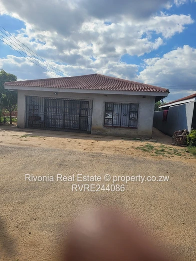 Neat 5beds on 300sqm Budiriro 3