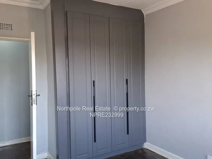 FLAT TO LET Baines and  7th Avenue 