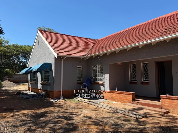 Spacious 450m² Office on 600m² with Borehole — Milton Park
