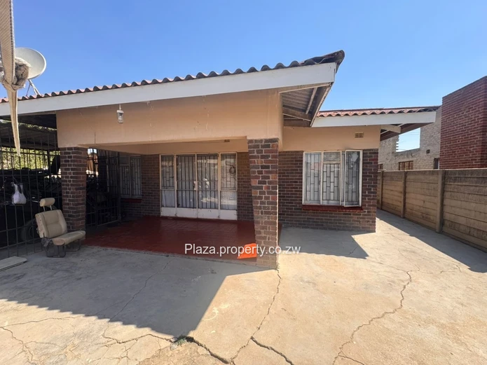 5 Bedroom House For Sale In Zengeza 4