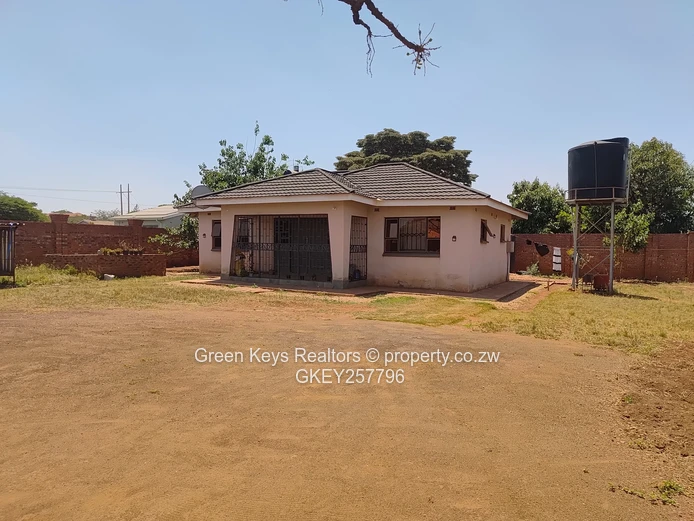 Gletwin 3 beds with main en-suitecottage on 2040sqm