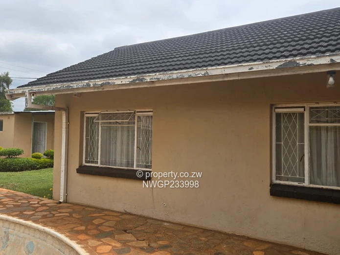 Montrose, Bulawayo South — 3-Bed House on 1600m² with Pool & Borehole