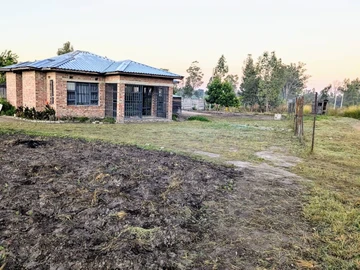 Spacious land with a 3 bedroomed cottage in Hatfield