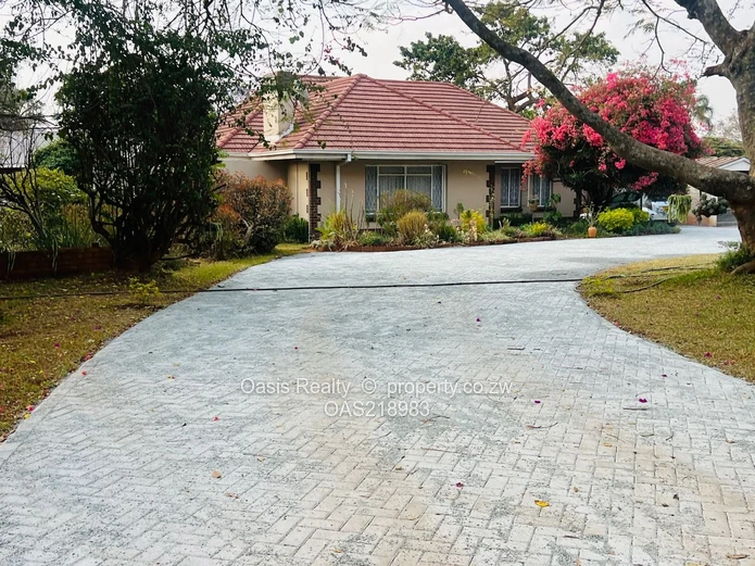 Neat 3 beds House on 1/2 Acre For Sale