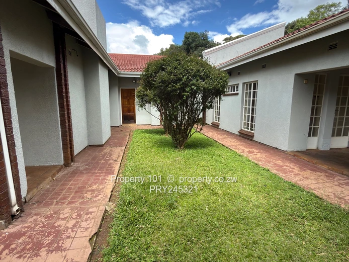 Price on application-Rental 5 bedrooms house in Borrowdale west