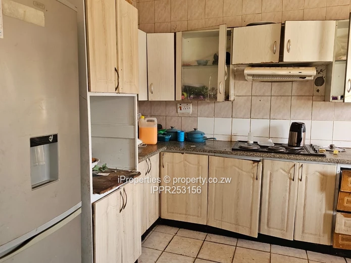 Large 5-Bed Walled Home on 4,588 m² — Water Tank & Garden