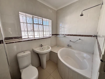 3 Bedroom Flat & Apartment