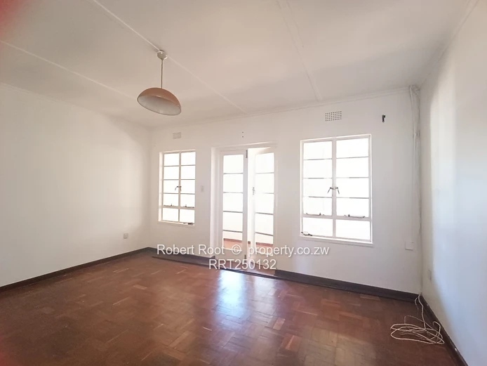 2 bed flat in Avenues