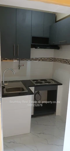 bedsitter available to let in Avenues