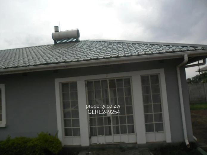 Marlborough 2-Bed Garden Flat — Borehole & Paved Courtyard