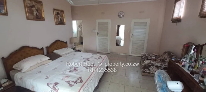  Spacious Family Home with Cottage, Pool & Borehole!