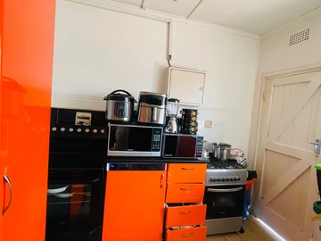 2 Bedroom Flat & Apartment