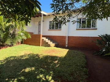 2 bedroom garden flat close to shops